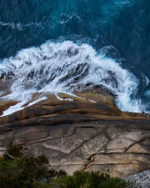Blue Water in See Background free Images With Rock